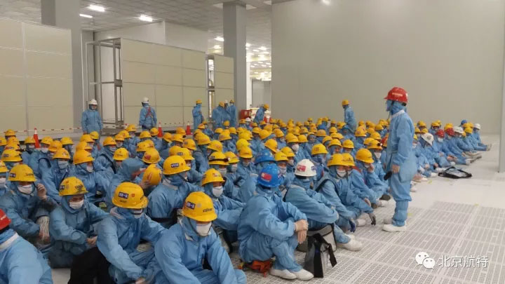 成都京東方第六代柔性AMOLED屏生產(chǎn)線的身穿潔凈服的航特人正在接受潔凈管制培訓(xùn)