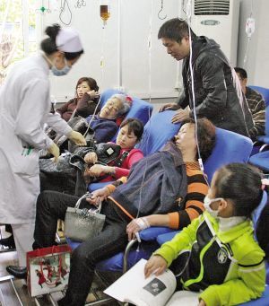 輸液室摩肩接踵