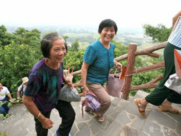 重陽節(jié)留守老人爬山