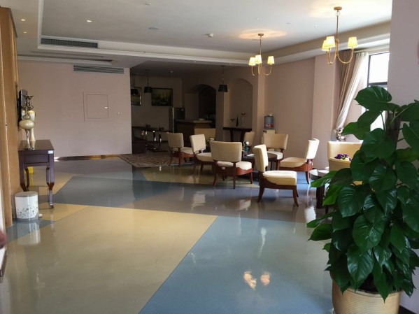 大廳PVC地板養(yǎng)護后
