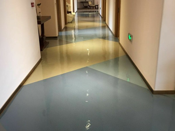 走廊PVC地板養(yǎng)護后
