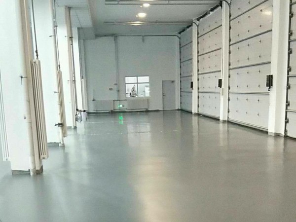 長白山機場消防車庫環(huán)氧地坪養(yǎng)護后