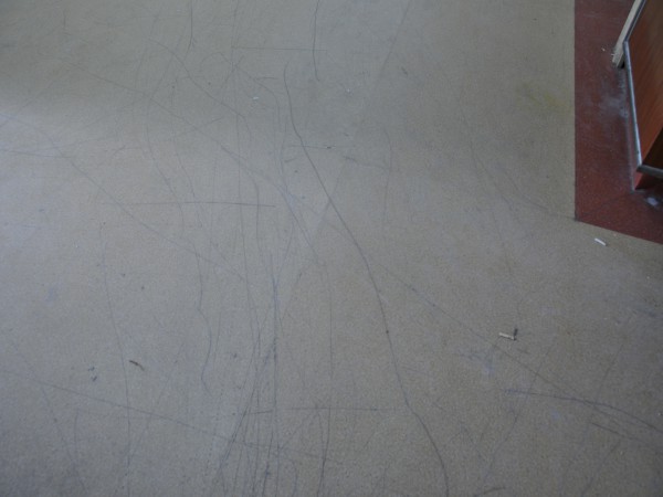 PVC地板翻新前劃傷嚴(yán)重