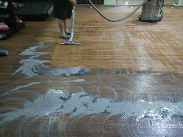 實(shí)木復(fù)合地板翻新施工中