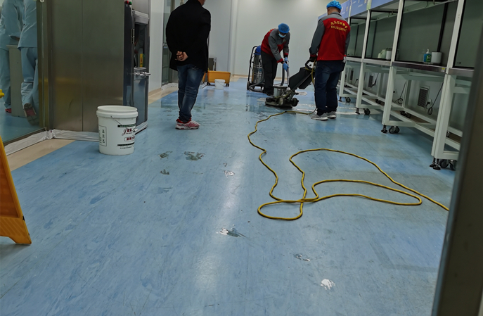 實(shí)驗(yàn)室地板泛黃難清潔？醫(yī)療級塑膠地板翻新技術(shù)破解行業(yè)痛點(diǎn)