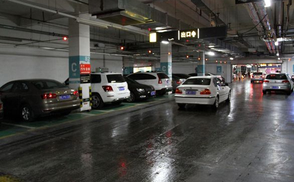 地下停車場地坪