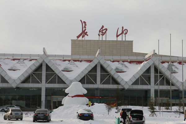 吉林省白山市長白山機(jī)場消防車庫環(huán)氧地坪養(yǎng)護(hù)